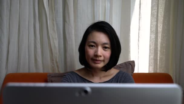 Mujer Negocios Hablando Videollamadas Hablar Mirando Computadora Oficina Casa Trabajo — Vídeo de stock