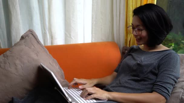 Glückliche Frau Computer Hause Für Learning Online Bildungskonzept — Stockvideo