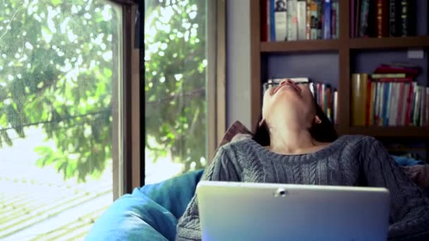 Las Mujeres Riendo Mientras Chatean Videollamada — Vídeos de Stock
