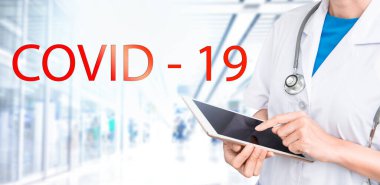 Beyaz arka planda Covid19 virüsünü korumak için steteskoplu bir doktor.