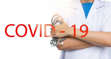 Beyaz arka planda Covid19 virüsünü korumak için steteskoplu bir doktor.