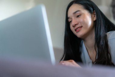 Evde buluşmak için güzel bir kadın video konferansı. Ev konseptinde çalış