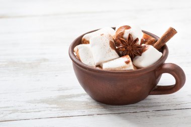 Marşmelovlu sıcak çikolata