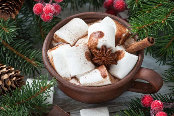 Chocolate caliente de Navidad con malvavisco — Foto de Stock