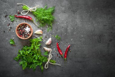 Otlar ve baharatlar karanlık masada. 