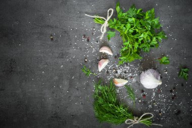 Otlar ve baharatlar karanlık masada. 