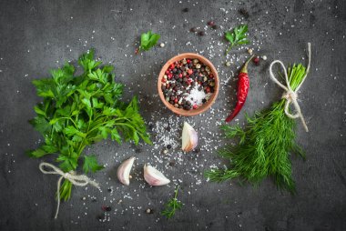 Otlar ve baharatlar karanlık masada. 