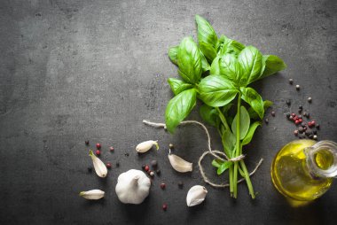 Fesleğen yaprağı, sarımsak ve biber