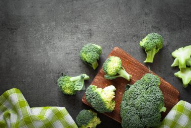 Karanlık masada taze brokoli.