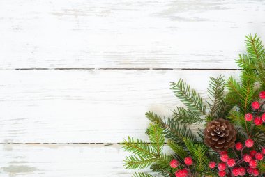 Beyaz ahşap masa üzerinde Noel süsleri.