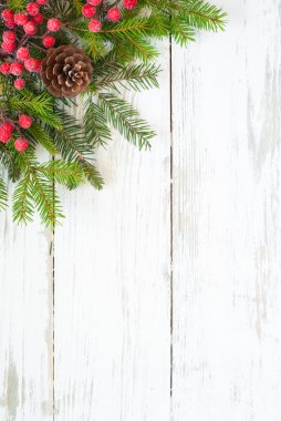 Beyaz ahşap masa üzerinde Noel süsleri.