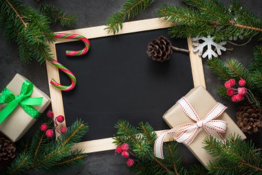 Karanlık masada Noel süsleri.