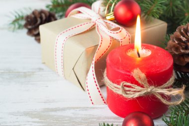 Noel hediyesi, mum ve dekorasyon