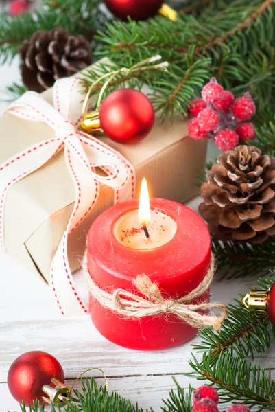 Weihnachtsgeschenk, Kerzen und Dekorationen — Stockfoto