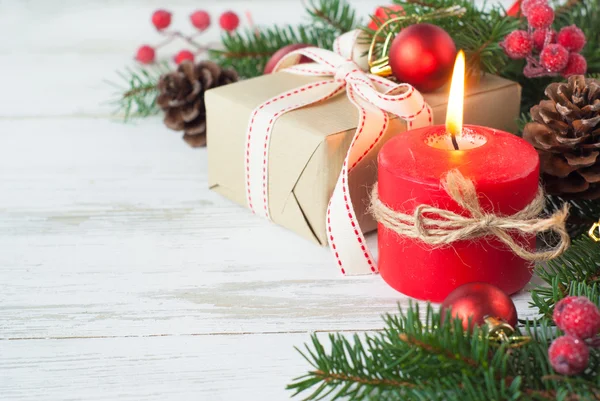 Regalo de Navidad, velas y decoraciones — Foto de Stock
