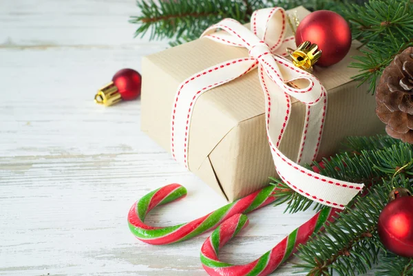 Regalo de Navidad en mesa de madera blanca . — Foto de Stock