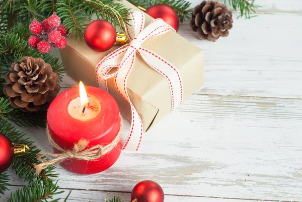 Regalo de Navidad, velas y decoraciones — Foto de Stock