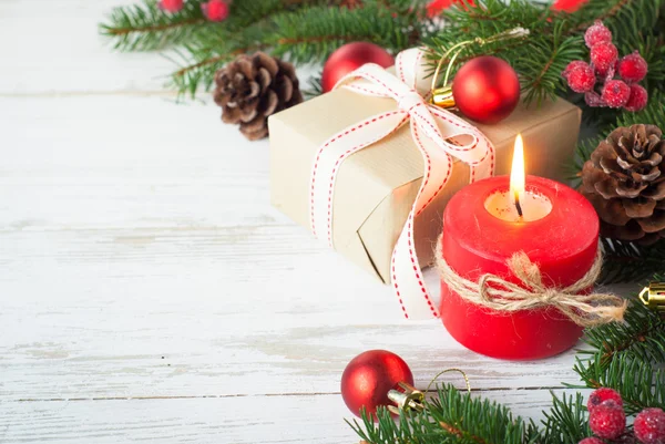 Regalo de Navidad, velas y decoraciones — Foto de Stock