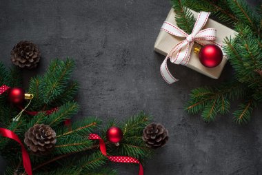 Karanlık masada Noel hediyesi.