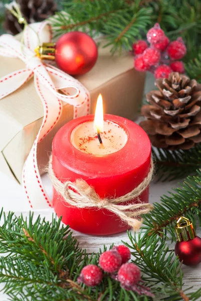 Regalo de Navidad, velas y decoraciones — Foto de Stock