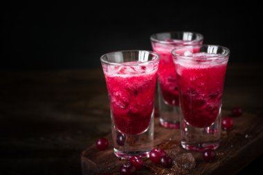 Kızılcık votka kokteyl