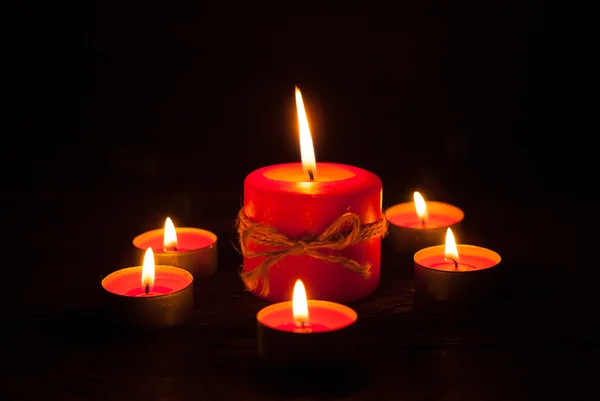 Kaarsen aan houten tafel — Stockfoto