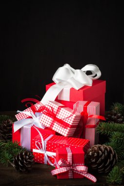 Kırmızı yılbaşı hediyesi 