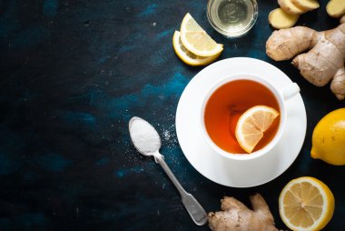 zencefil ve limon ile çay. 