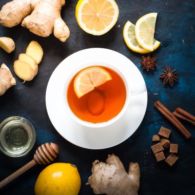 zencefil ve limon ile çay. 