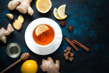 zencefil ve limon ile çay. 