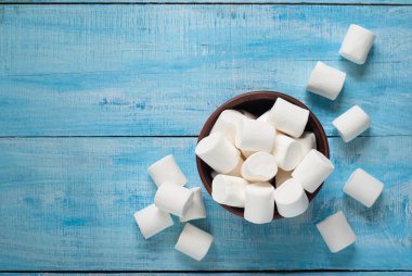 Mavi kapta beyaz hatmi