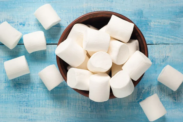 White marshmallow in  bowl on blue — Stock Photo, Image