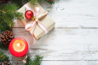 Noel hediyesi, mum ve dekorasyon