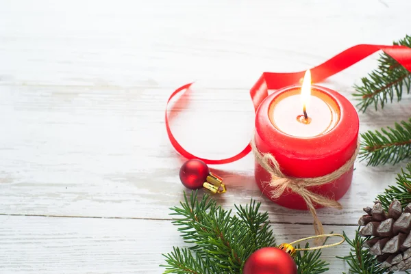 De gift van Kerstmis, kaars en decoraties — Stockfoto