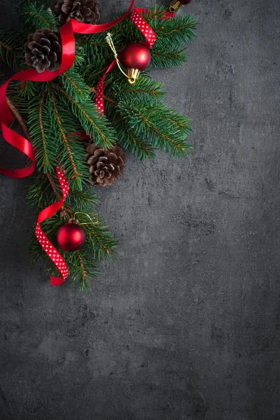 黒いテーブルの上のクリスマス プレゼント. — ストック写真