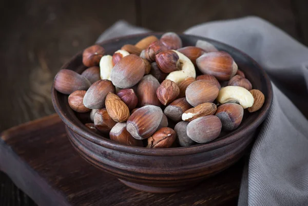 Urval av nötter - hasselnötter, mandlar, cashewnötter. — Stockfoto