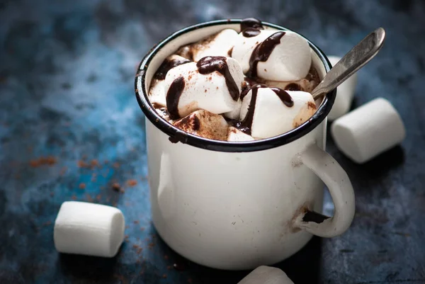 Chocolate con malvavisco en la taza . — Foto de Stock