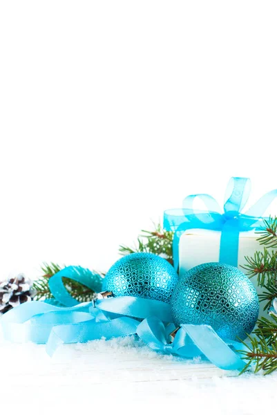 Décorations bleues de Noël sur blanc. Fond de Noël . — Photo