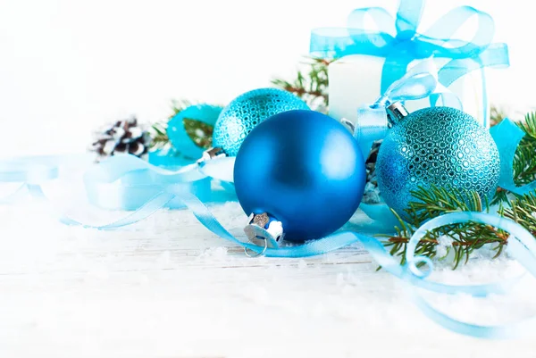 Weihnachtsblaue Dekoration auf weißem Grund. Weihnachtlicher Hintergrund. — Stockfoto