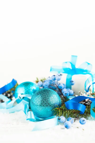 Decorazioni natalizie blu su bianco. Sfondo di Natale . — Foto Stock