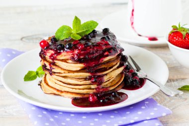 Berry reçel ile tepesinde krep yığını