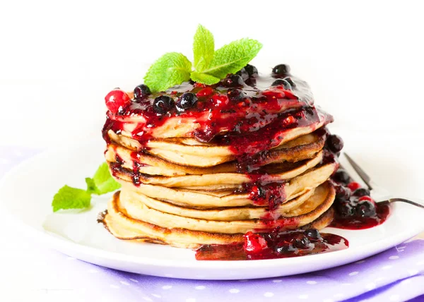 Pila de panqueques rematada con mermelada de bayas — Foto de Stock