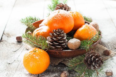 Mandalina, çam ağacı, çam kozalakları ve fındık. Noel yemek süsleri