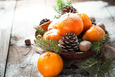 Mandalina, çam ağacı, pinecones ve fındık. Noel yemek süsleri.