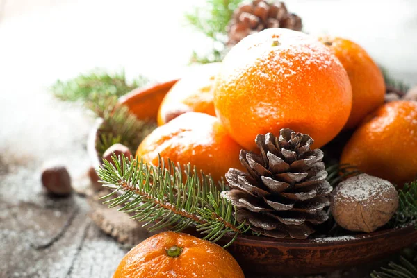 Mandarynki, jodły, szyszki i orzechy. Dekoracje na Boże Narodzenie żywności. — Zdjęcie stockowe