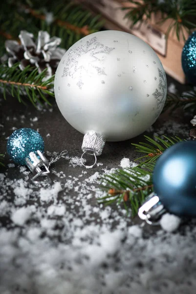 Cône de sapin boule d'argent de Noël sapin et décorations . — Photo