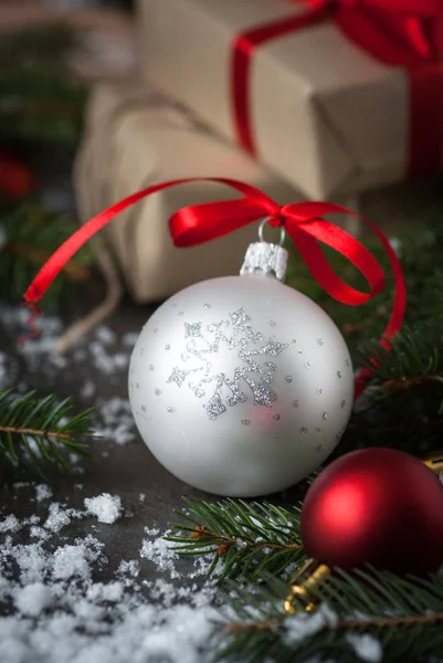 Boules de Noël cadeau et décorations — Photo