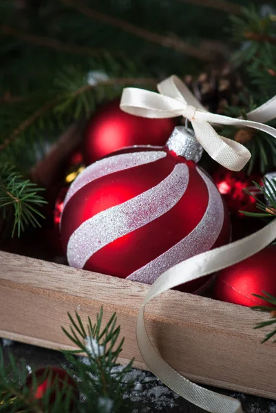 Dekorationer röda julgranskulor i rutan. — Stockfoto