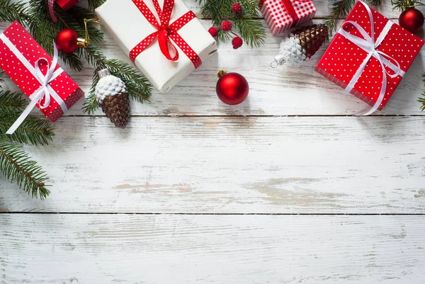 Caja de regalo roja de Navidad . — Foto de Stock