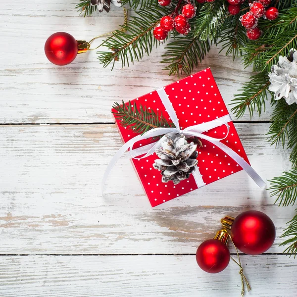 Caja de regalo roja de Navidad . — Foto de Stock